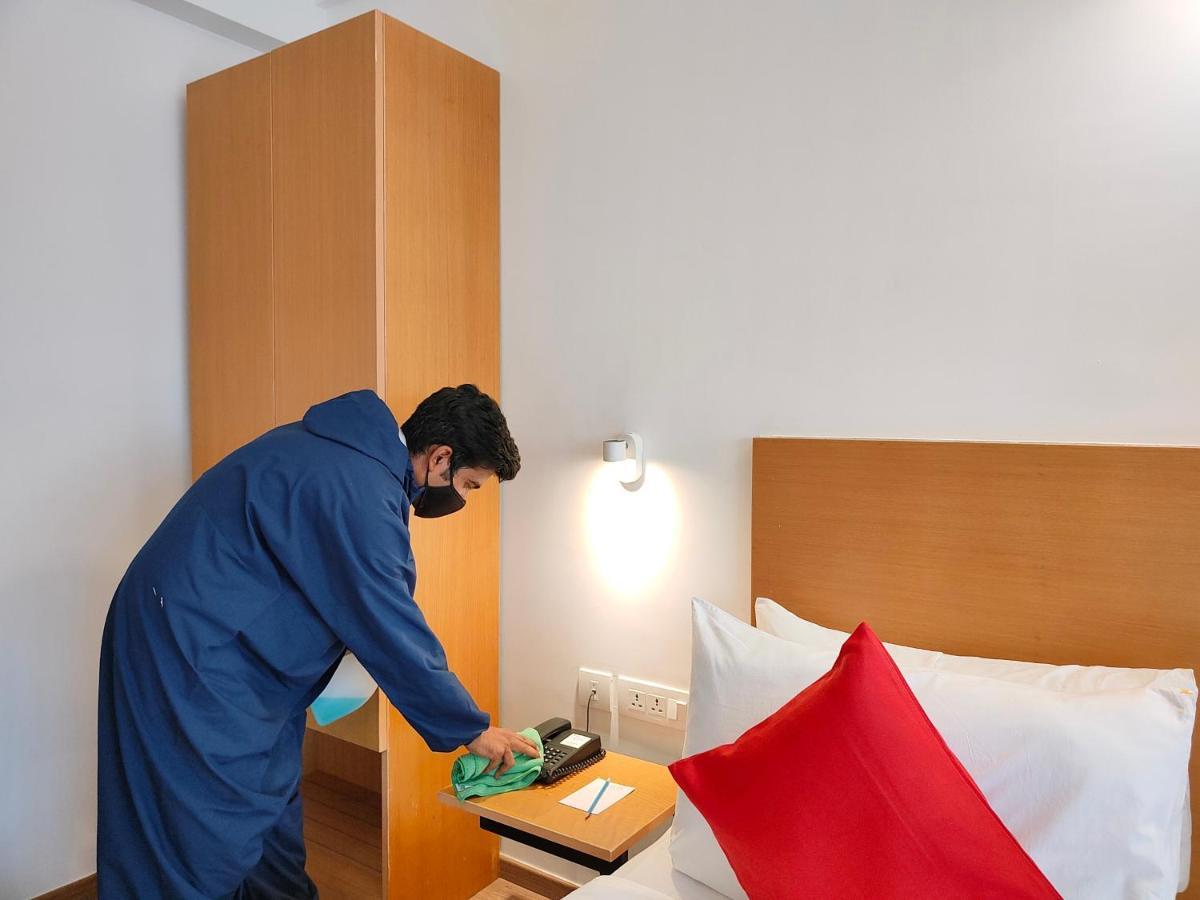 Kanak Beacon Hotel - Ashram Road أحمد أباد المظهر الخارجي الصورة
