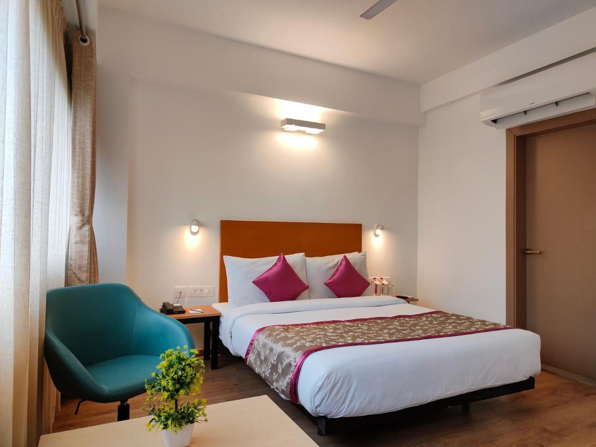 Kanak Beacon Hotel - Ashram Road أحمد أباد المظهر الخارجي الصورة