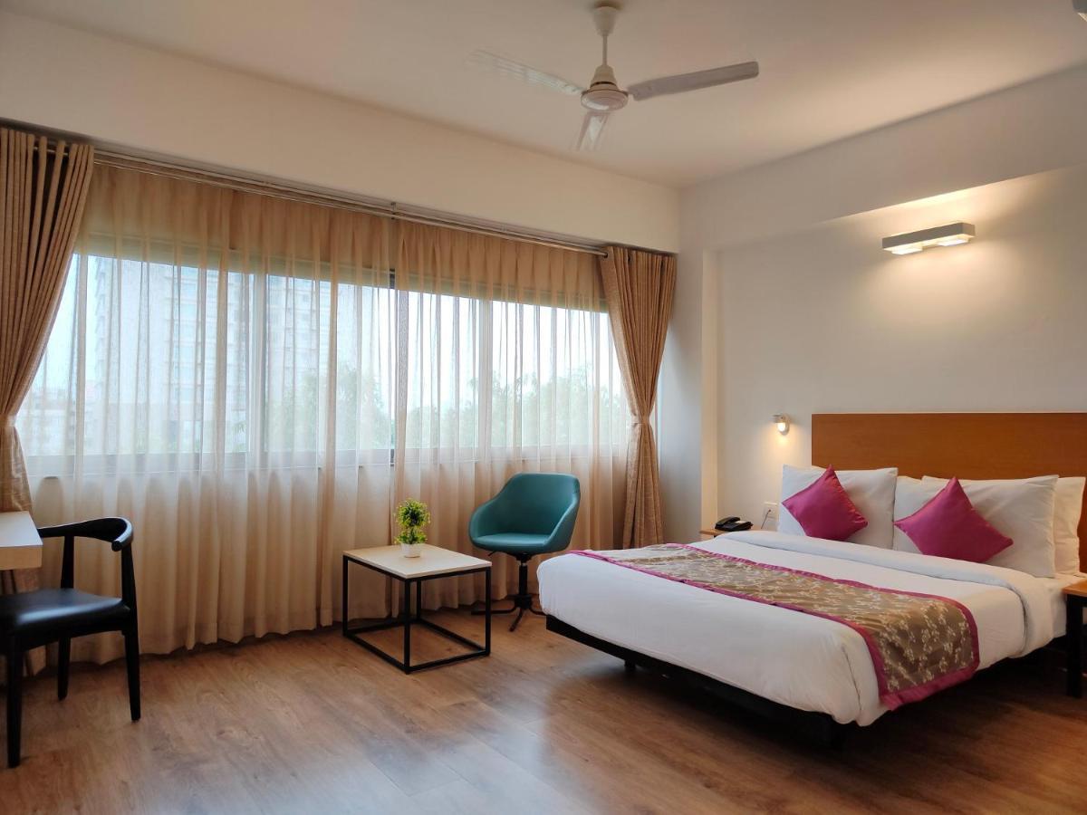 Kanak Beacon Hotel - Ashram Road أحمد أباد المظهر الخارجي الصورة