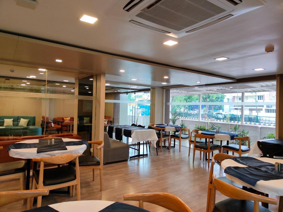 Kanak Beacon Hotel - Ashram Road أحمد أباد المظهر الخارجي الصورة